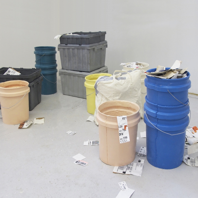 作品包含桶和容器。