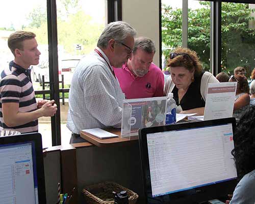 家长和学生在帮助新学生中央