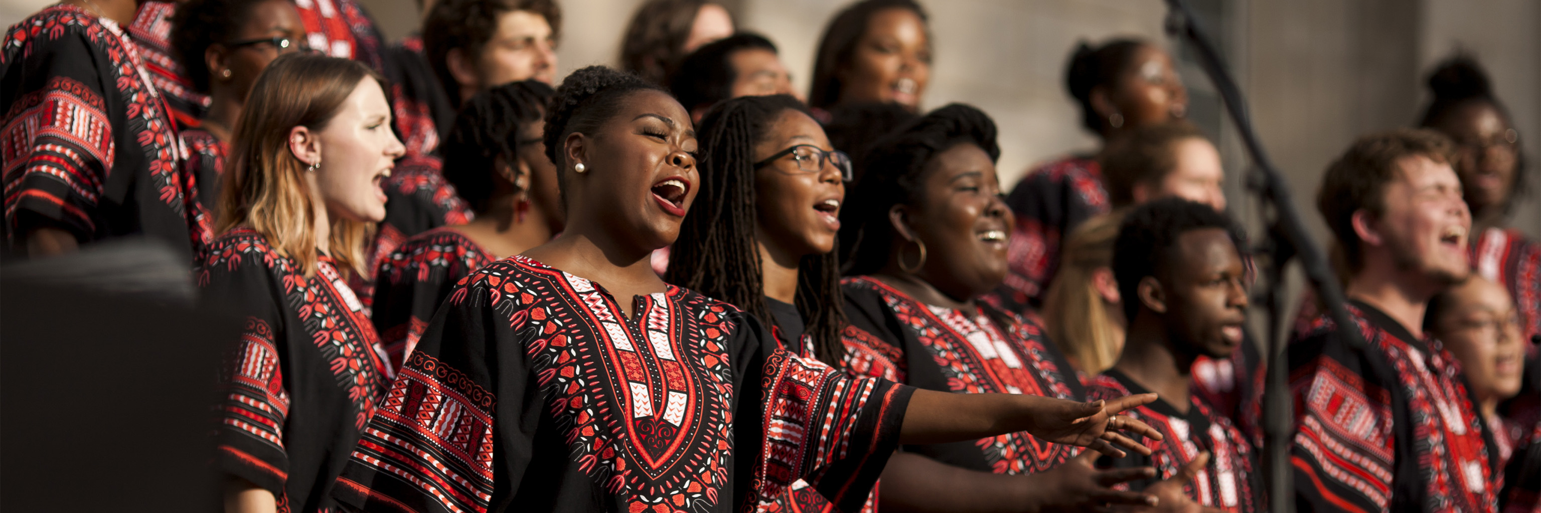一个唱诗班在表演，