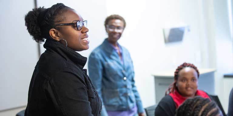 一个学生在其他人的注视下做演讲。