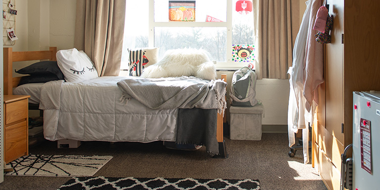 一间装饰整齐的宿舍。