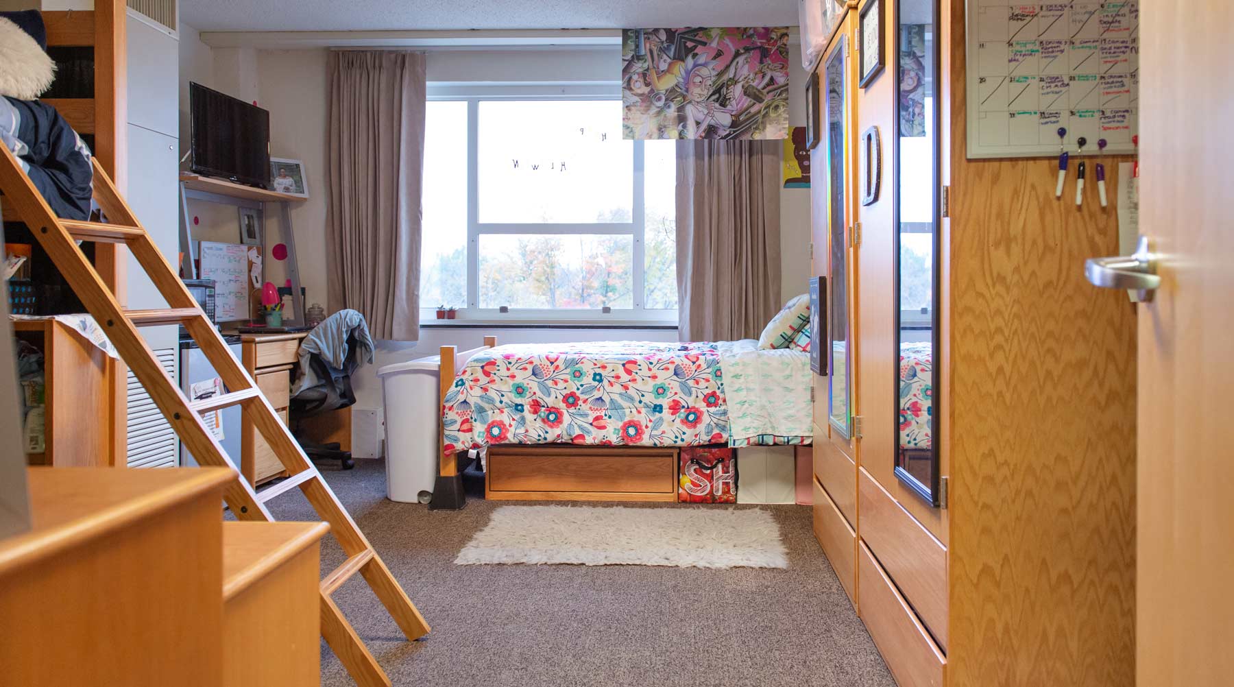 一间装饰整齐的客厅。