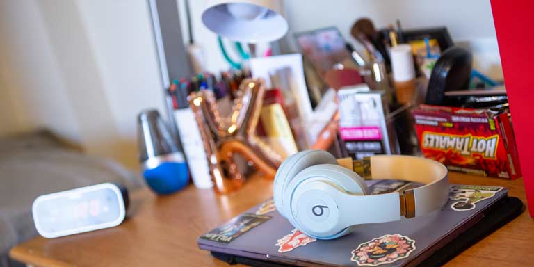 一个学生的桌子特写。