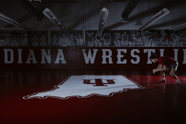 一个黑暗的人IU摔跤健身房