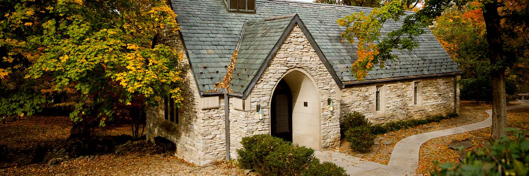 秋天树叶贝克教堂附近