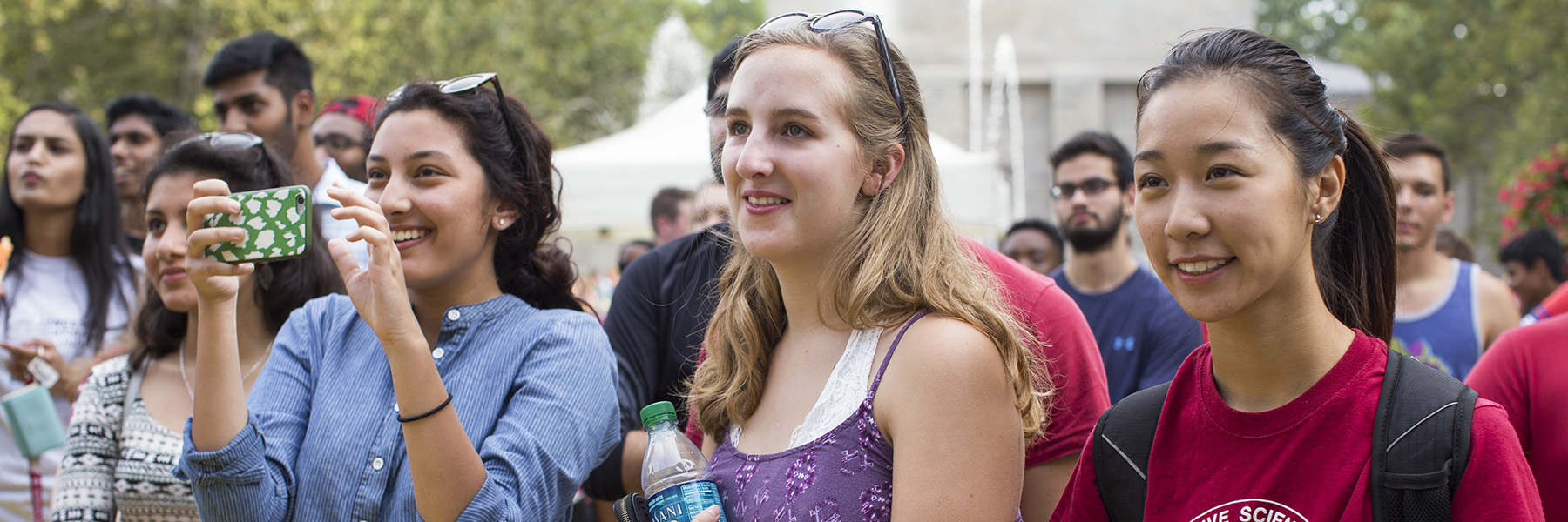 三个女孩在镜头外对着什么微笑