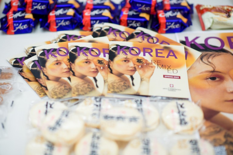 饼干与韩国写作和韩国混音小册子和一个女人的脸。