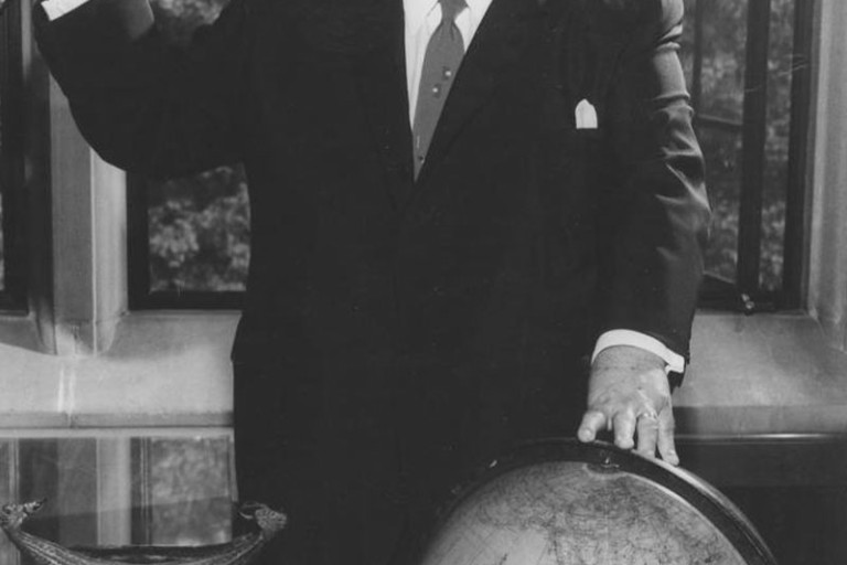 1961年9月6日，赫尔曼·B·威尔斯在他的办公室里摇铃。