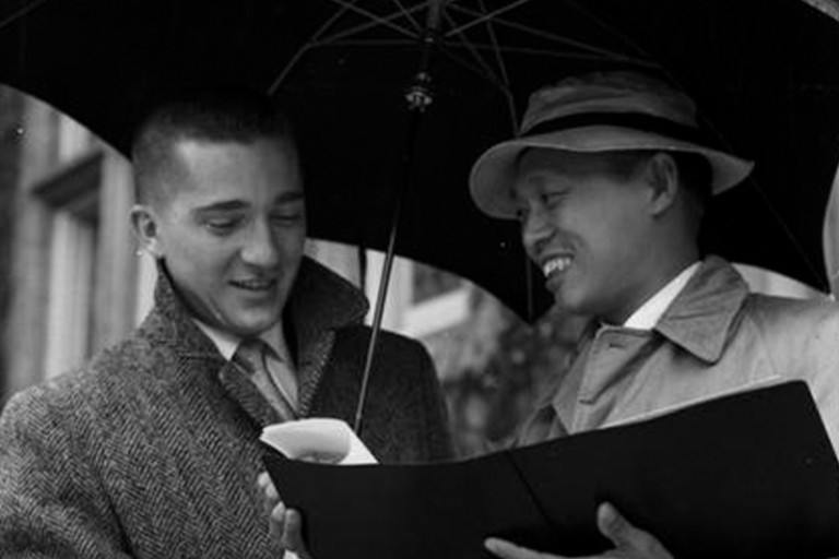 1959年6月10日，两名学生站在富兰克林大厅前的伞下。