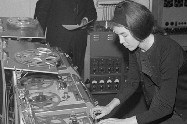 1965年6月，迪莉娅·德比希尔使用多卷对卷磁带机作曲。英国广播公司(BBC) 100