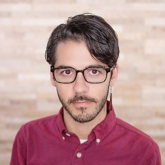 nicholae短,黑发梳向一边。他们都有黑色的眼睛和眼镜一起山羊胡。他们穿着一件红衬衫和一个耳环。