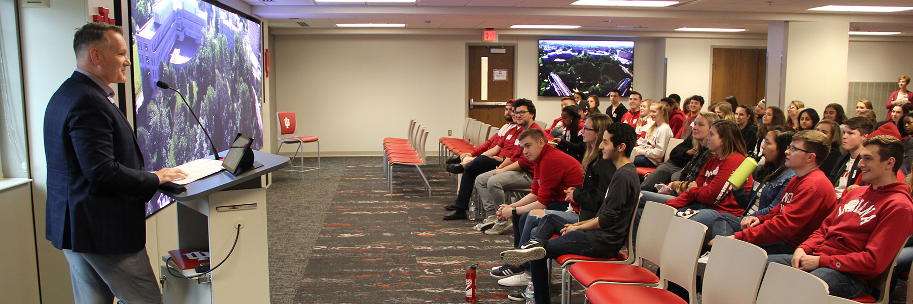 副教务长,大卫·b·约翰逊在一屋子的学生面前