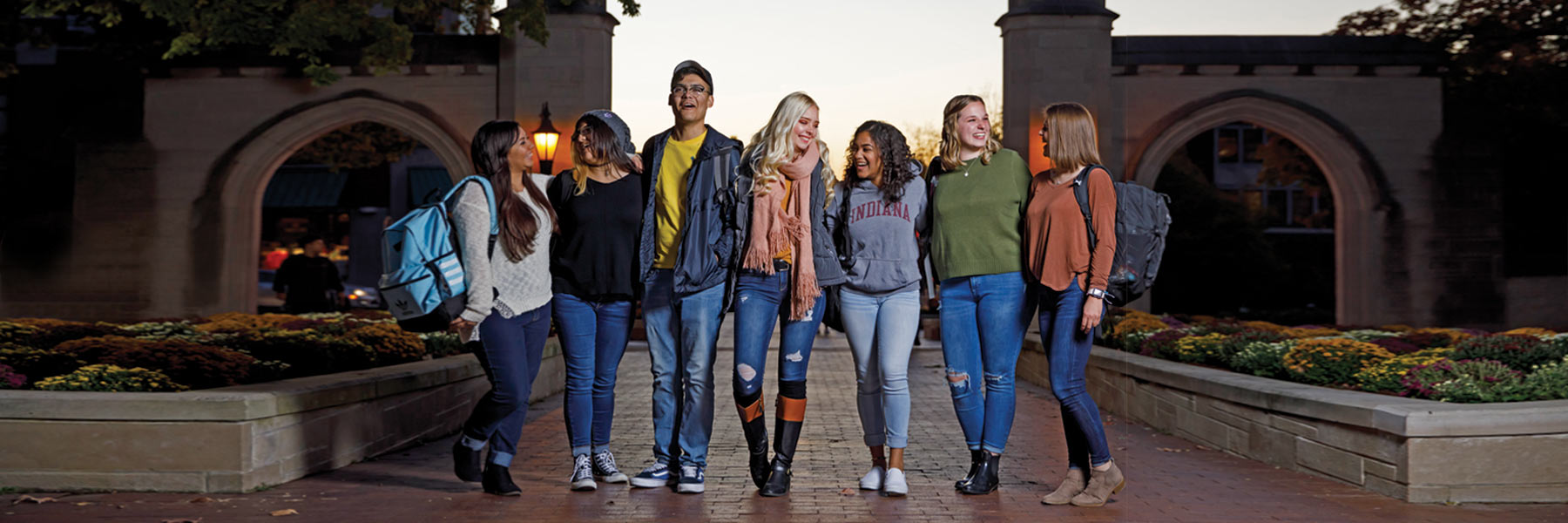 一群人手挽着手站在样品门前