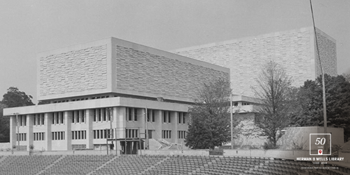 外部威尔斯1968年图书馆的照片显示了旧体育场座位
