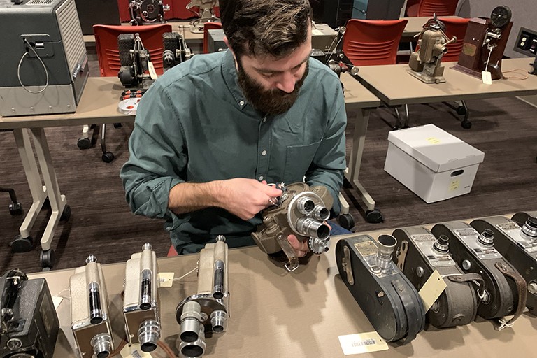 男性图书馆员工使用金属工具。