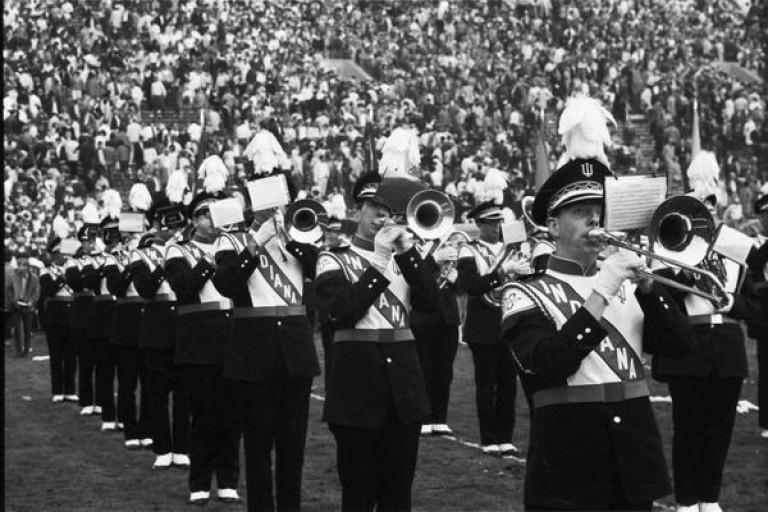 图片显示了100年游行玩在球场上在1968年玫瑰碗游行。